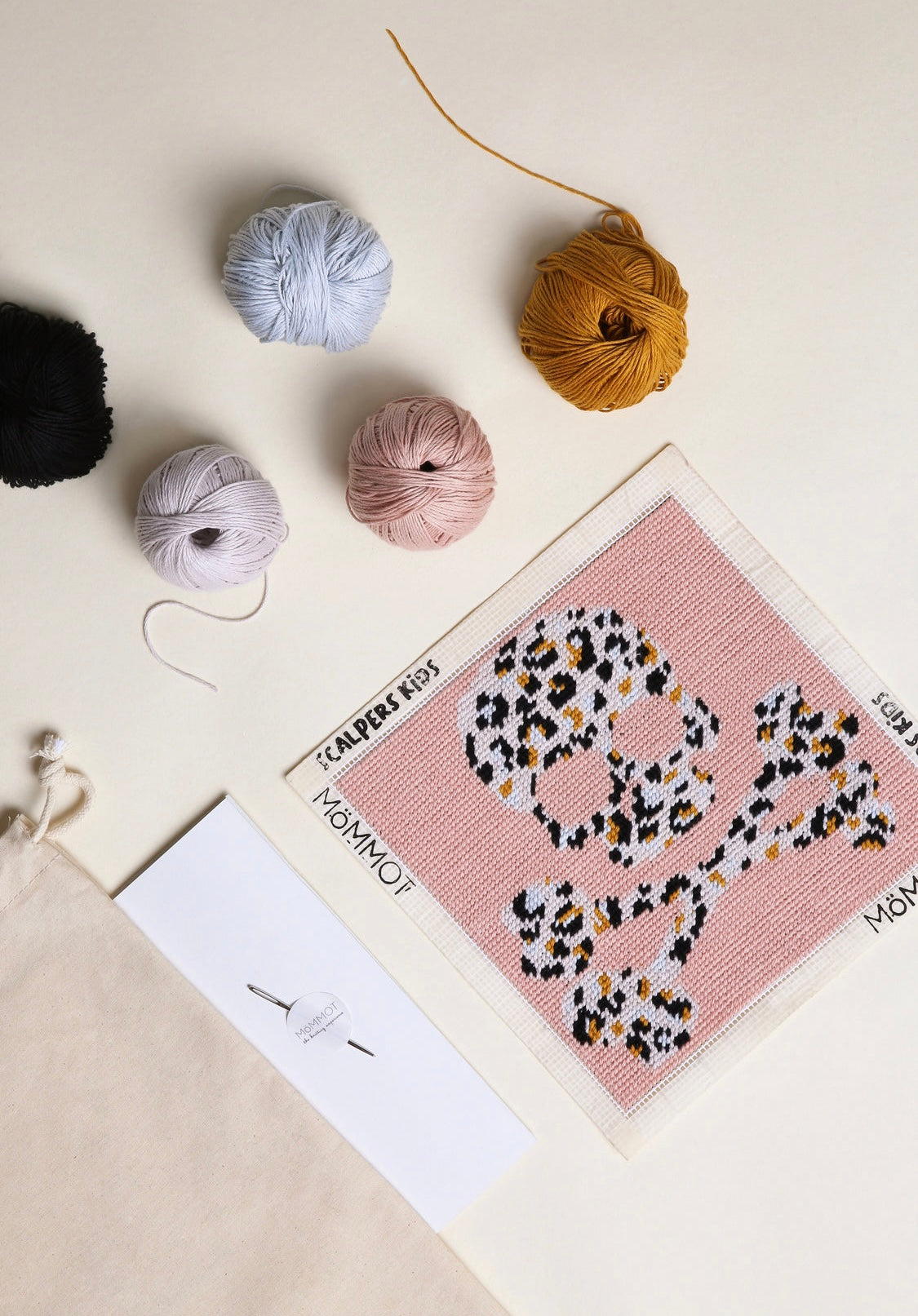 Kit de Petit Point para bordar una calavera con estampado print de MöMMOT en colaboración con Scalpers