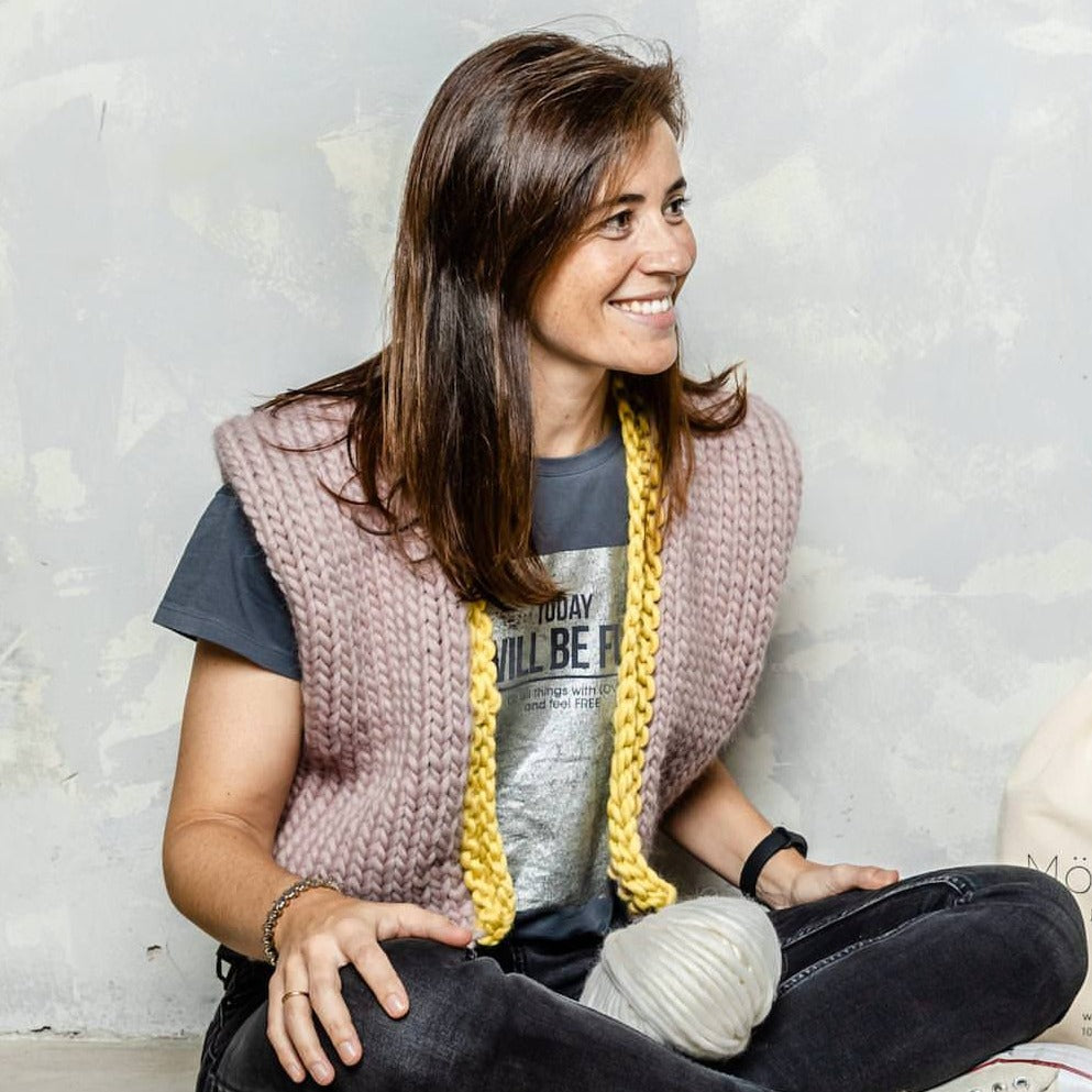 Chaleco de pura lana virgen rosa y mostaza tejido en punto a dos agujas de MöMMOT