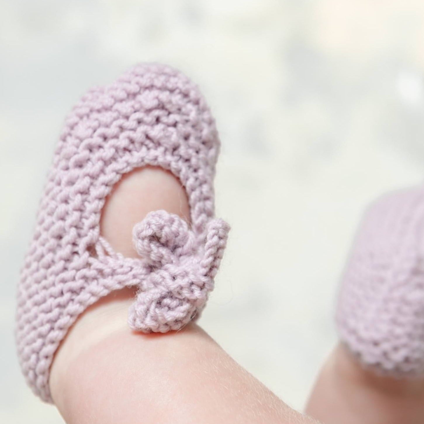 Patucos de bebé hechos a mano en punto a dos agujas tipo bailarina con lazo de MöMMOT