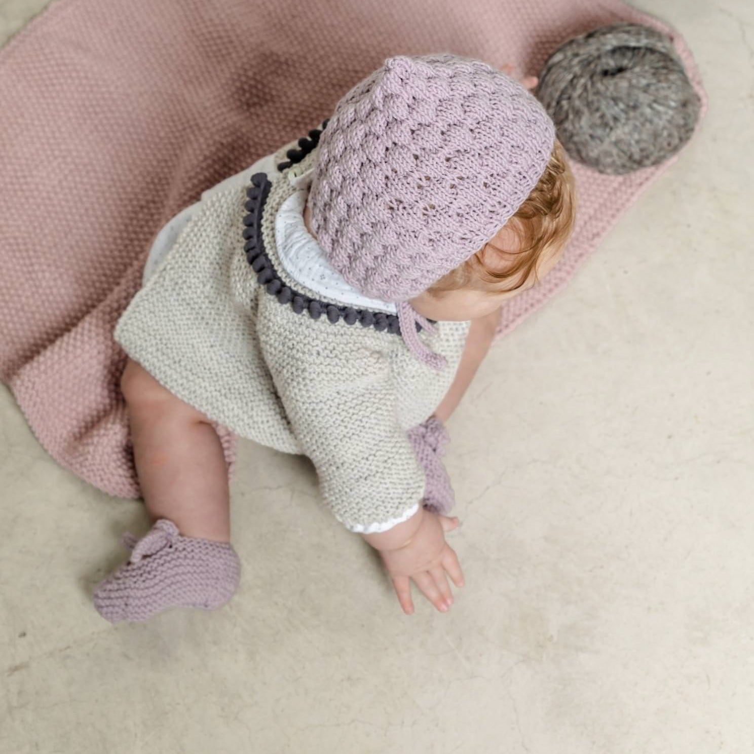 Patucos de lana hecho con patrón de MöMMOT