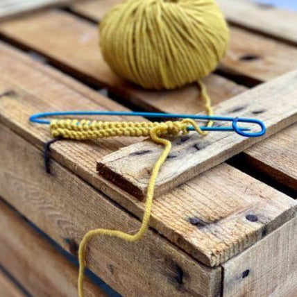 Imperdible guardapuntos metálico de color azul para dejar puntos en espera de tu labor