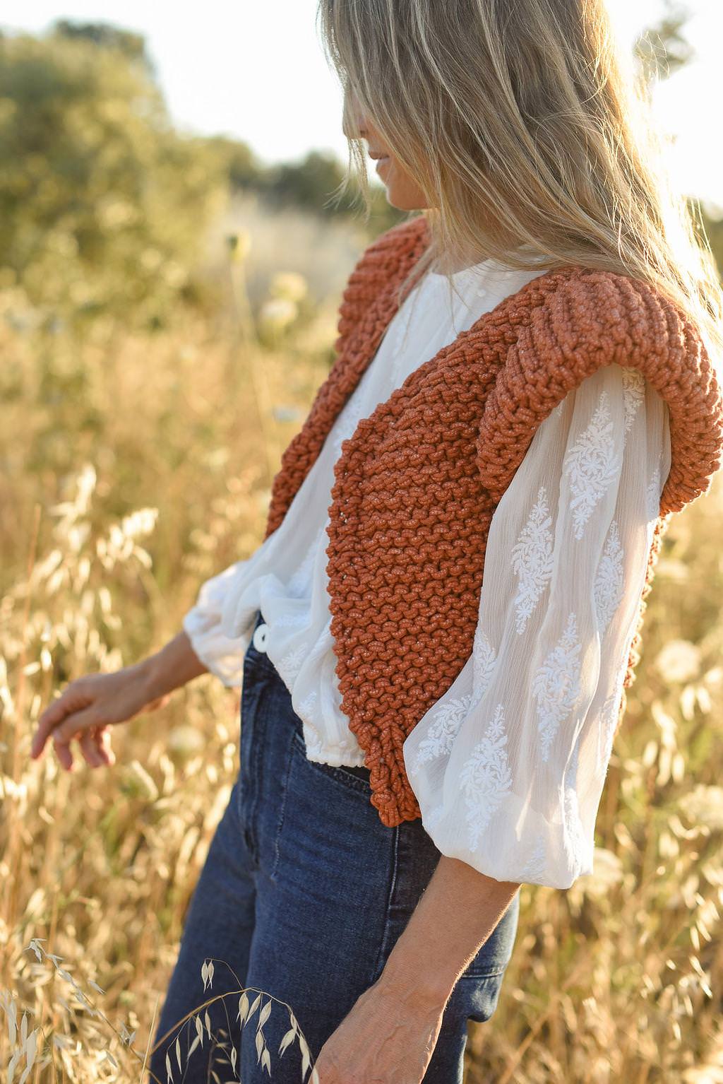 Chica rubia con Chaleco de punto modelo camila color calabaza de Mömmot