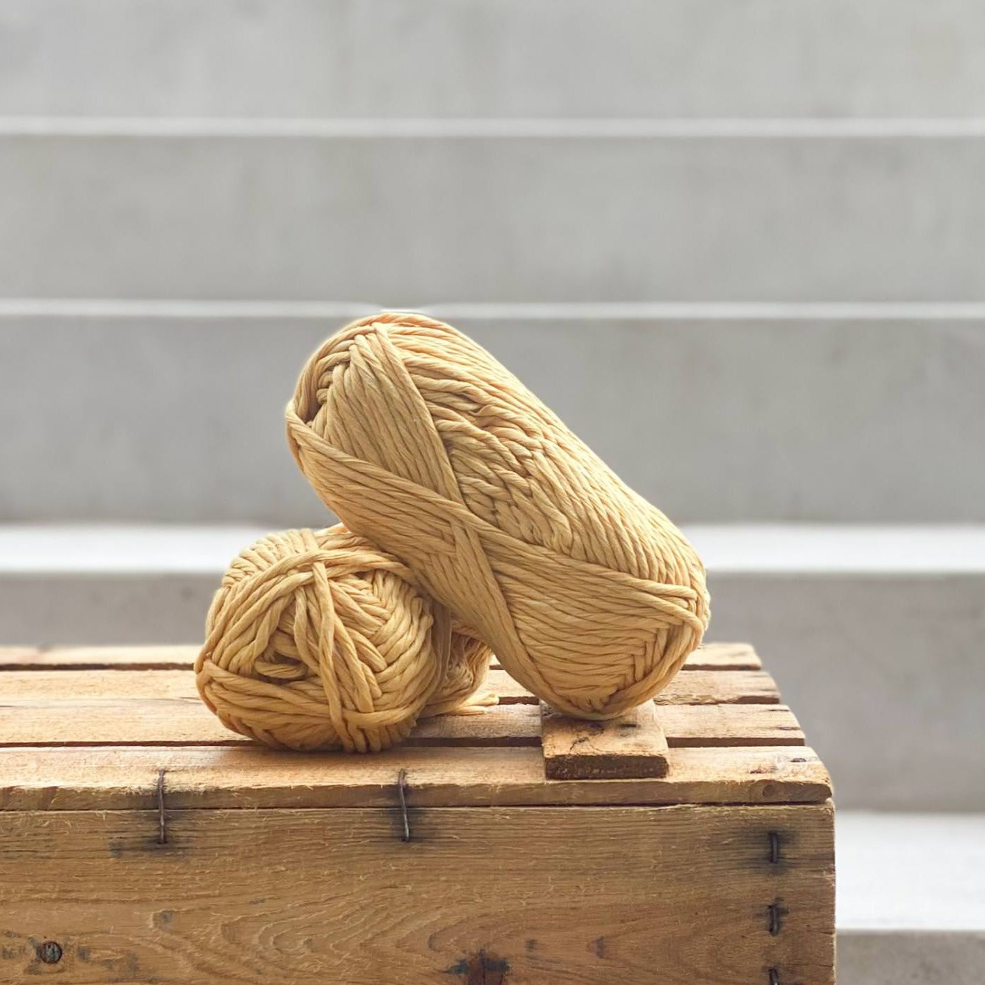 Hilo de Cinta mostaza de MöMMOT para tejer