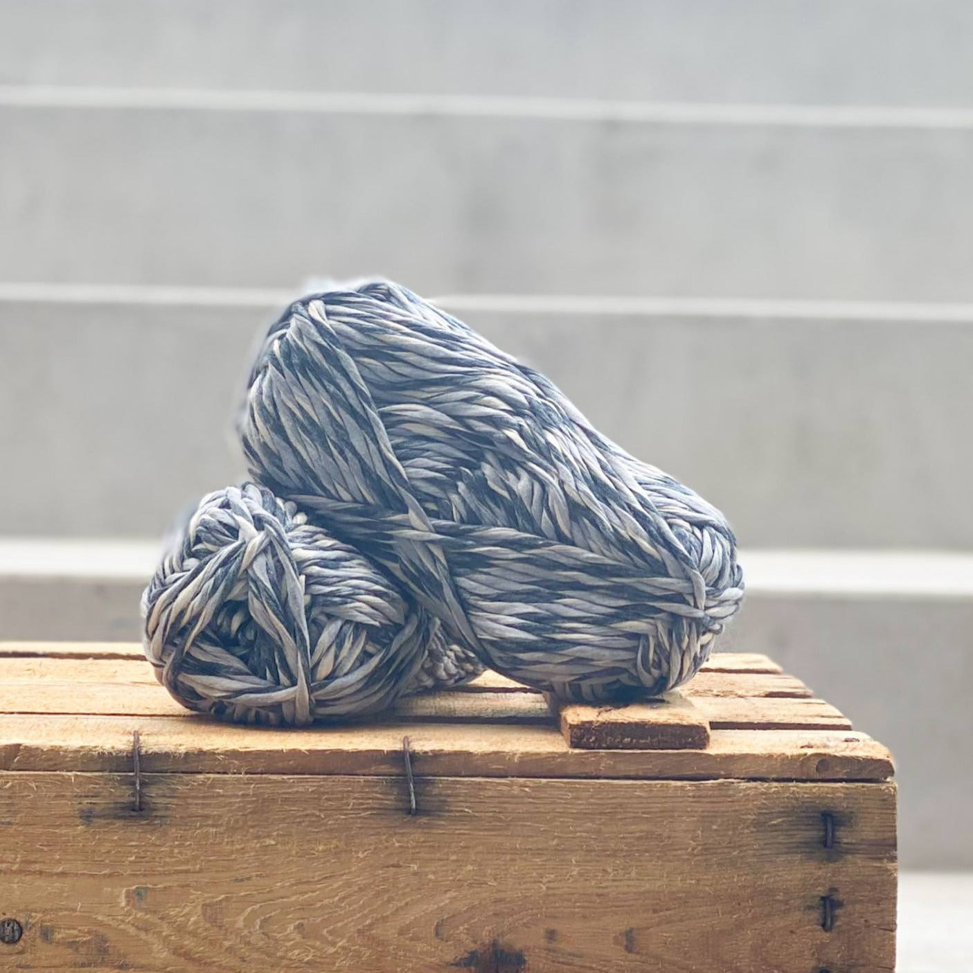 Hilo de Cinta gris jaspeado para tejer de MöMMOT