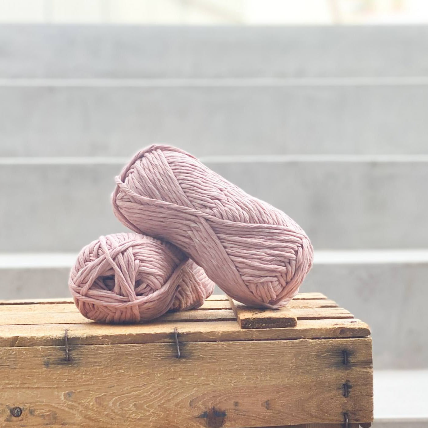 Hilo de Cinta rosa empolvado para tejer de MöMMOT