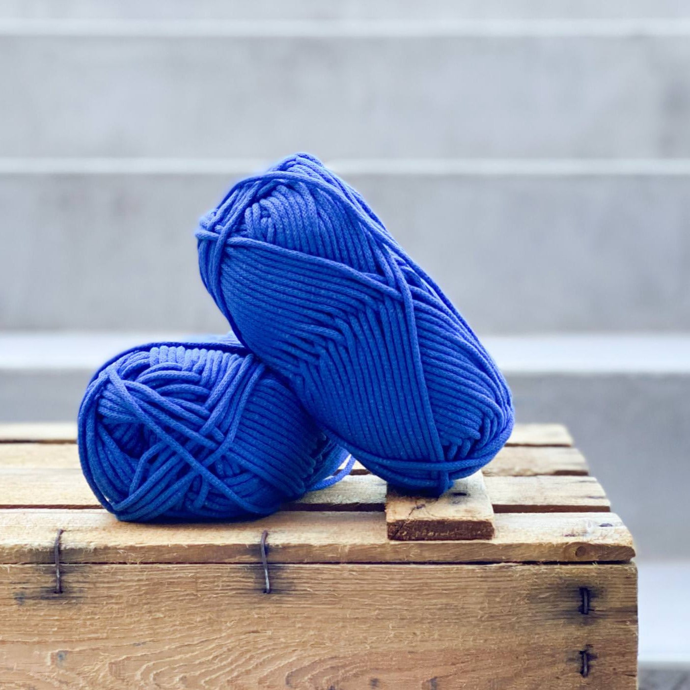 Ovillo algodón reciclado y botellas PET grueso de color azul