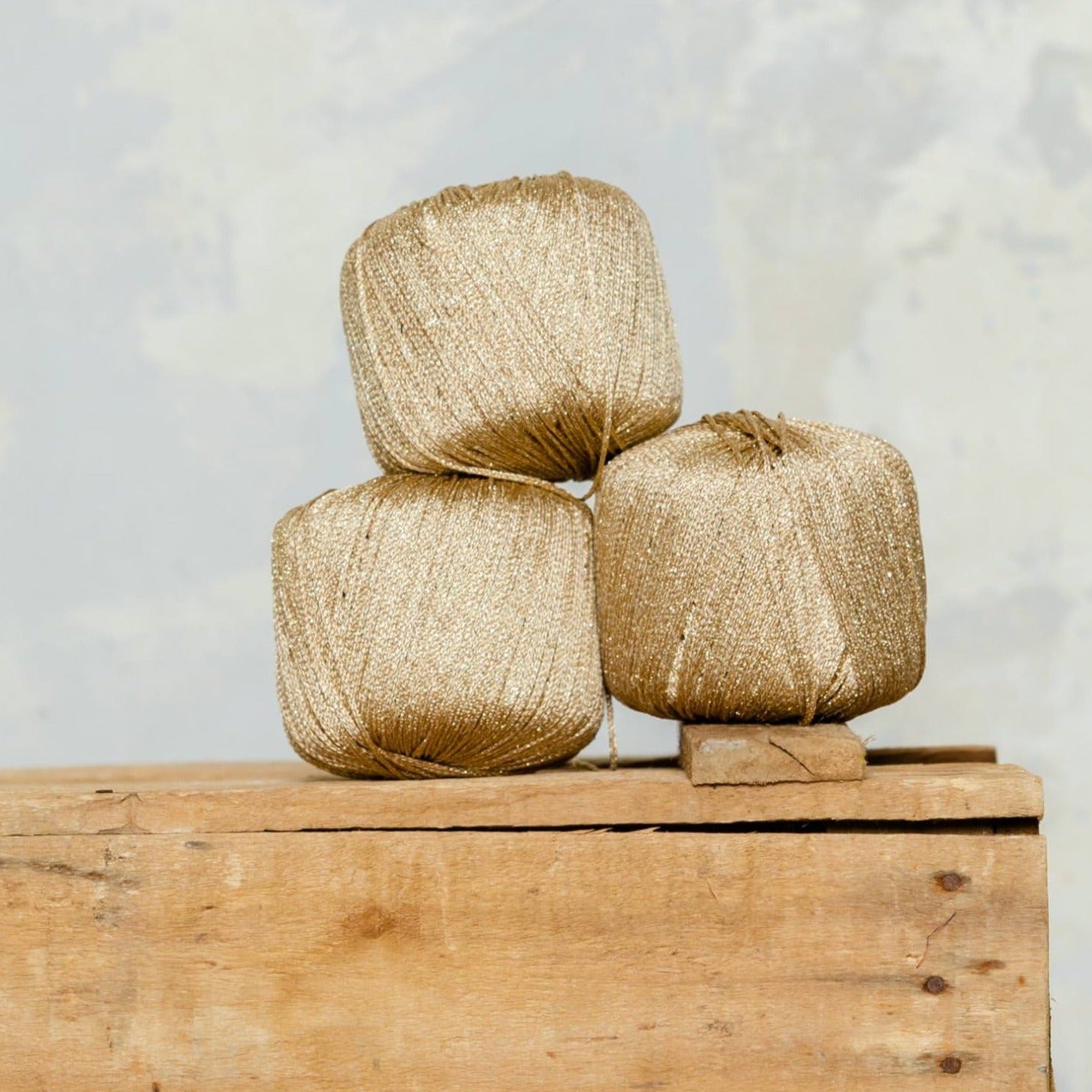 #3.5 Hilo Metalizado · Oro Glitter