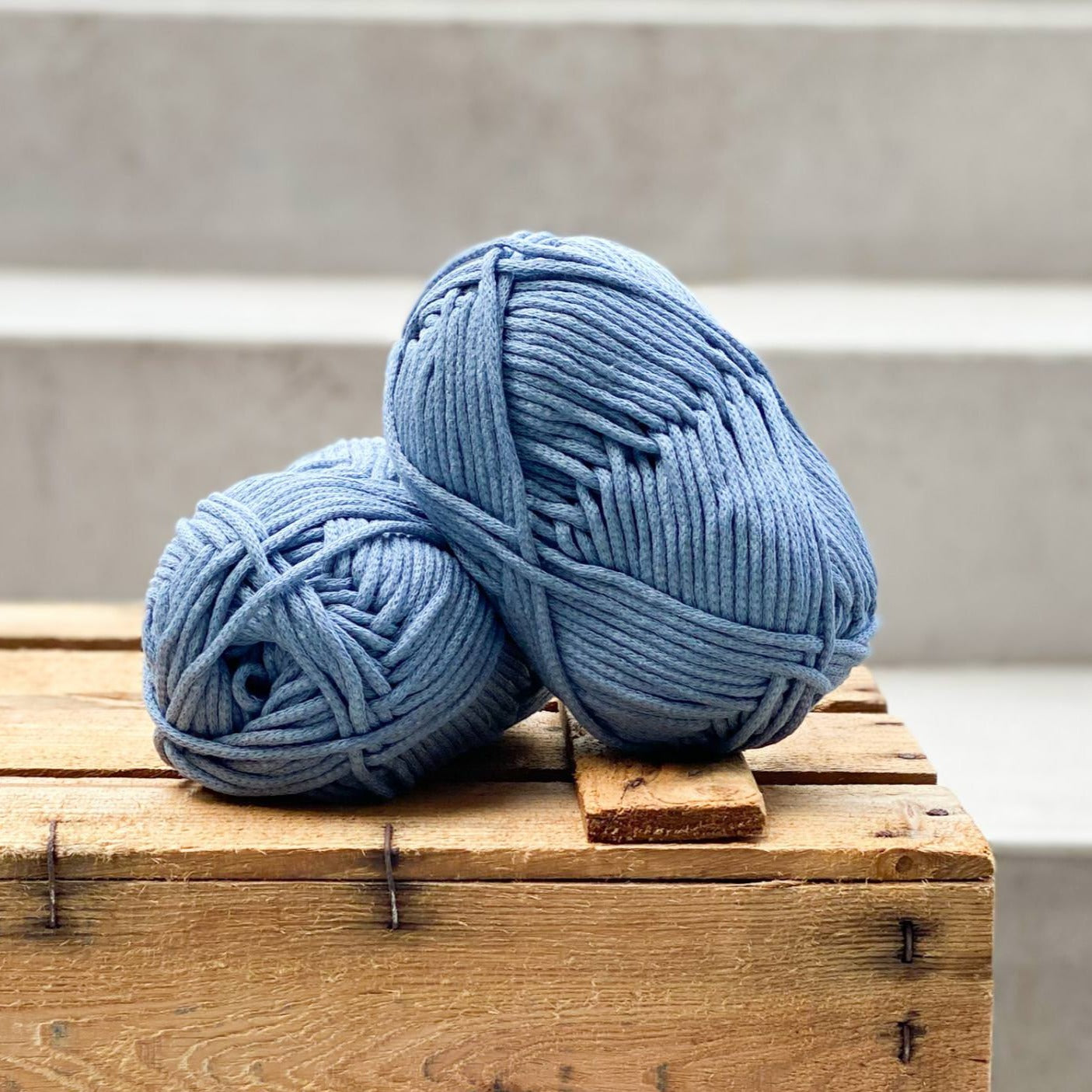 Ovillo algodón reciclado y botellas PET grueso de color azulempolvado