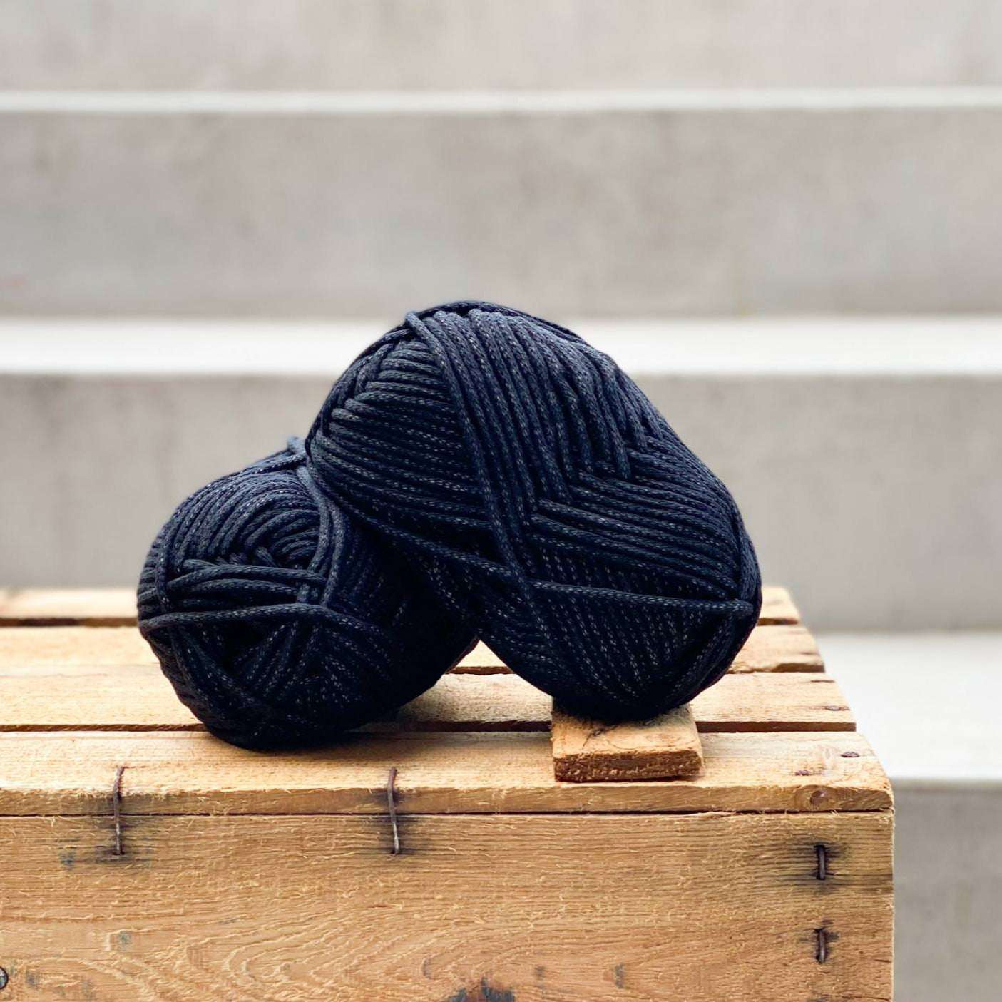 Ovillos algodón ECO reciclado y botellas PET grueso, negro de MöMMOT