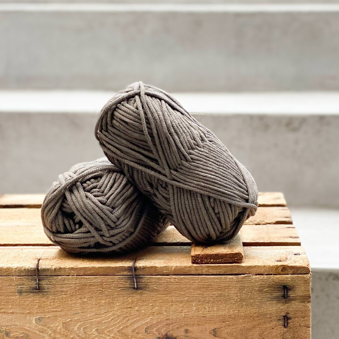 Ovillos algodón ECO reciclado y botellas PET grueso, color topo de MöMMOT