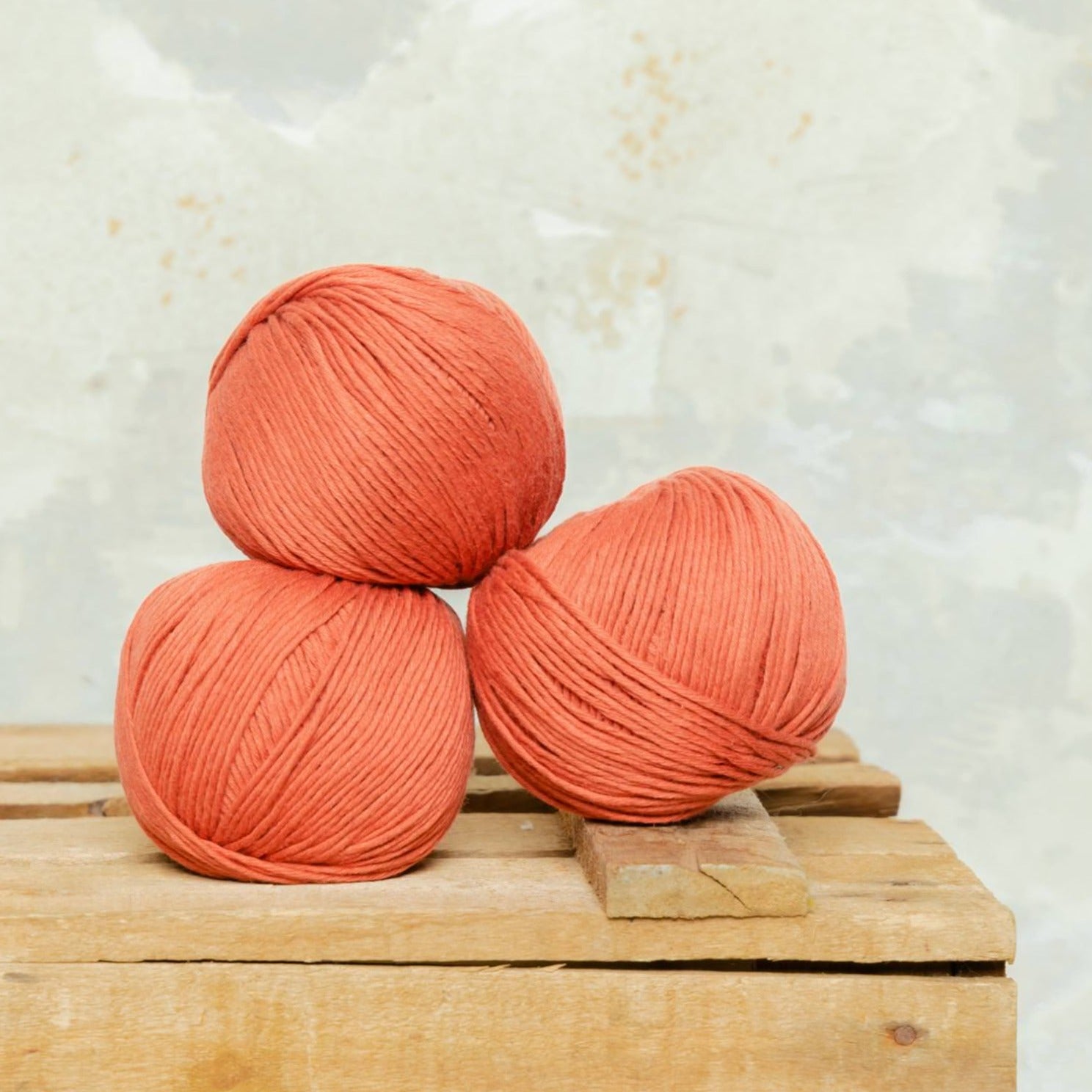 Ovillo algodón orgánico fino y medio de color teja de MöMMOT
