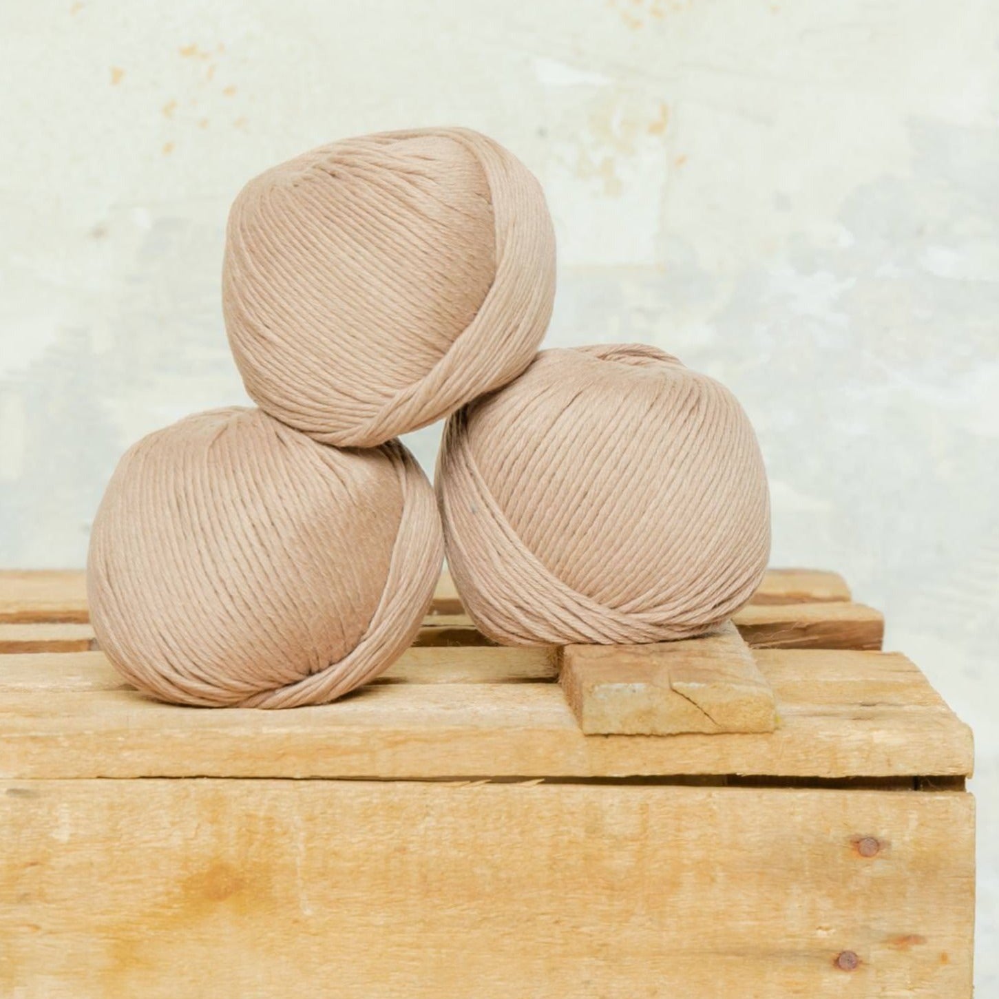 Ovillos de algodón fino marrón orgánico