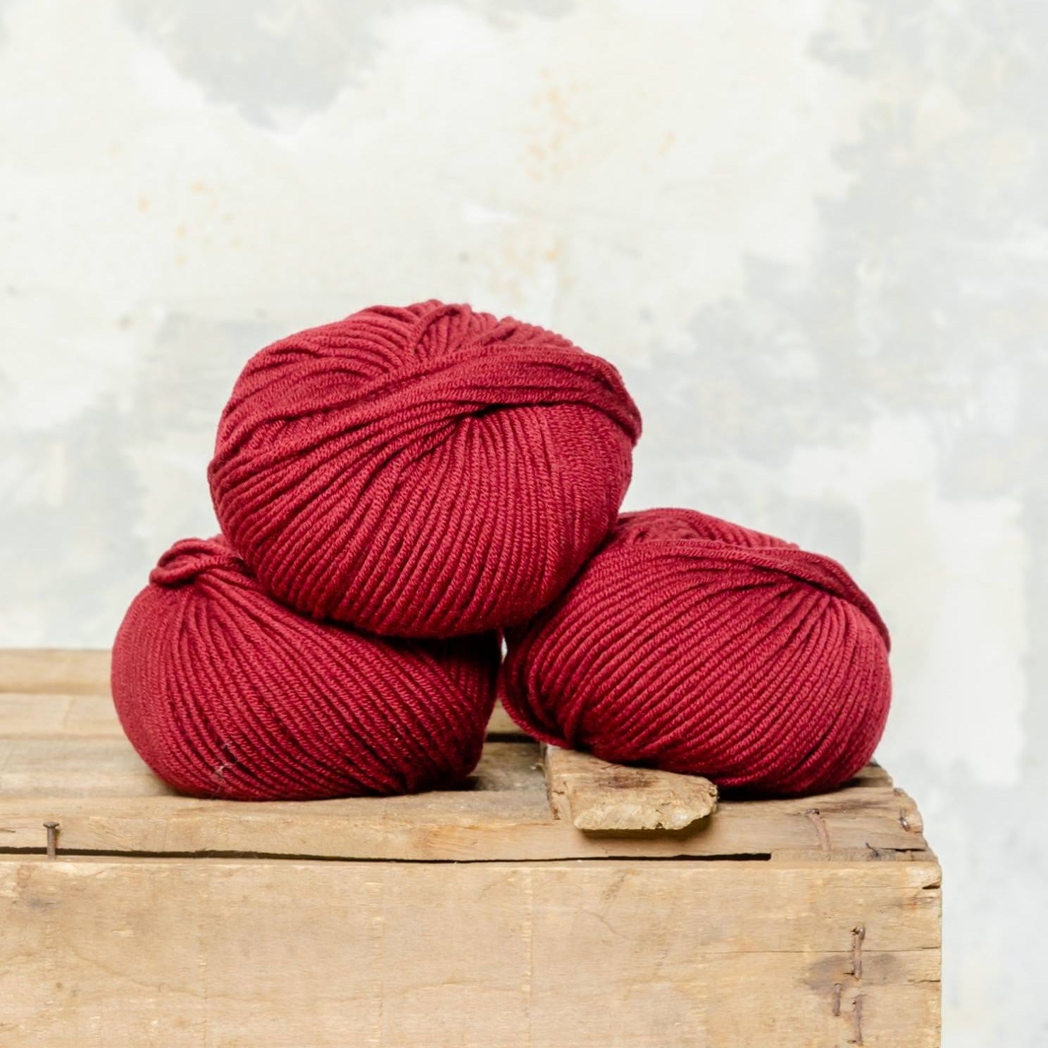 Ovillo lana merino color borgoña de MöMMOT