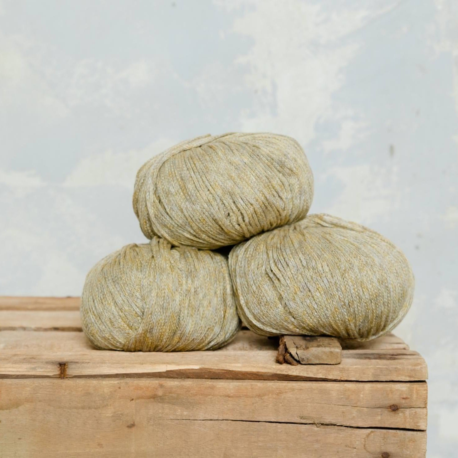 Ovillo lana media de MöMMOT de color mostaza tweed