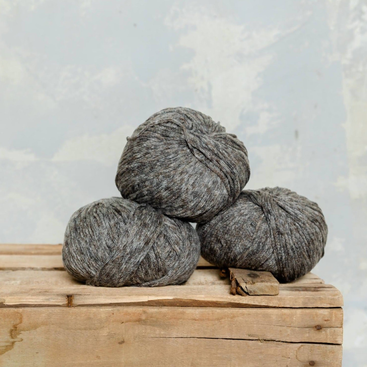 Ovillo lana media tweed de MöMMOT de color gris marengo