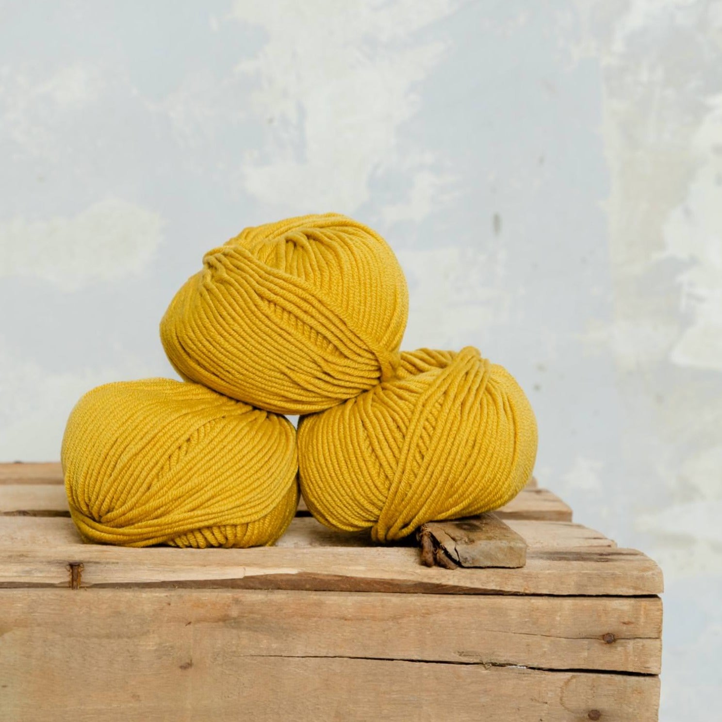 Ovillo lana media merino color mostaza de MöMMOT