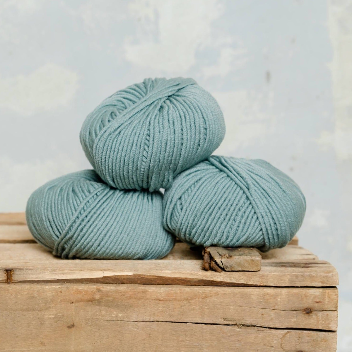 Ovillo lana vicuña merino de grosor medio de color verde empolvado de MöMMOT