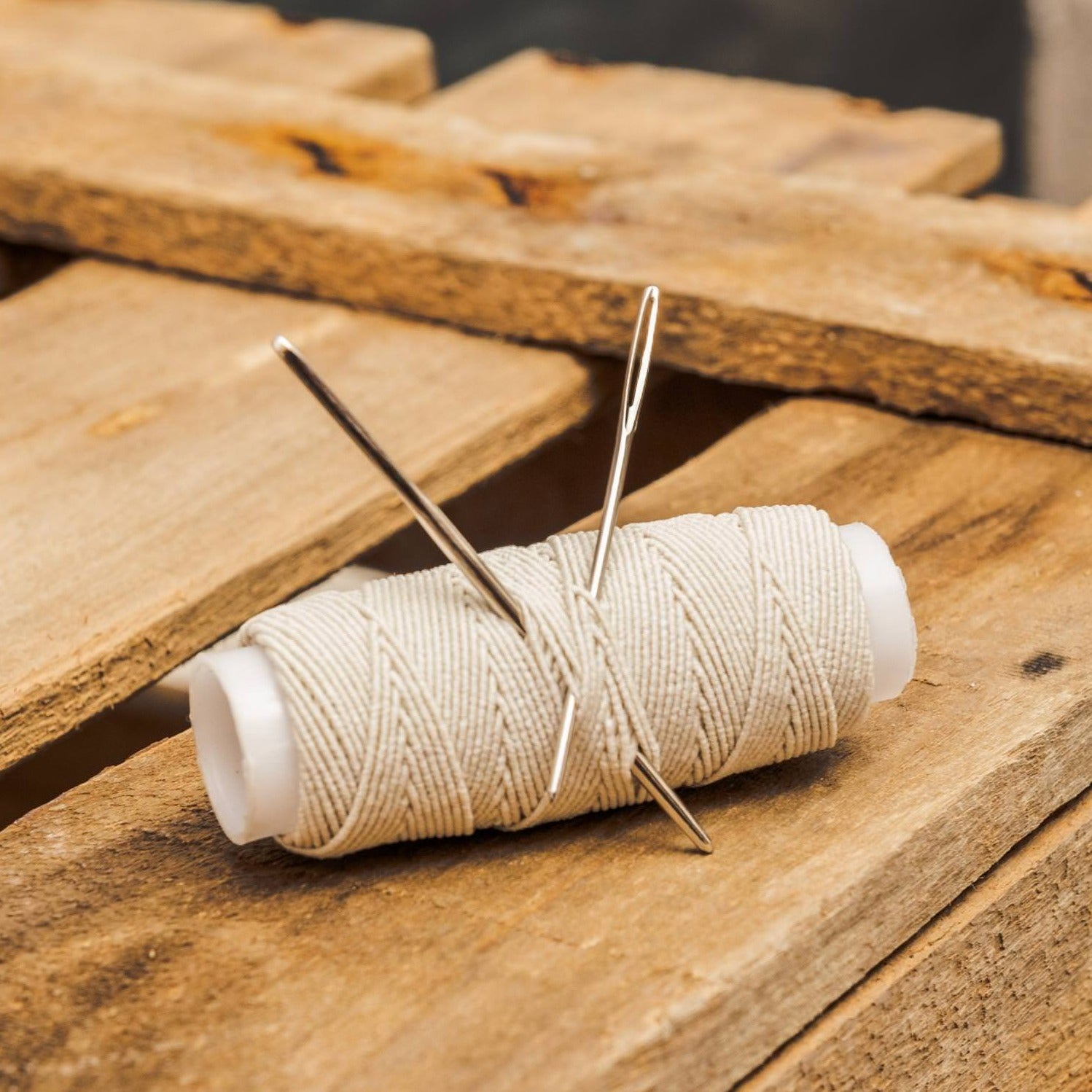 Bobina de hilo elástico en color crudo beige para labores de MöMMOT