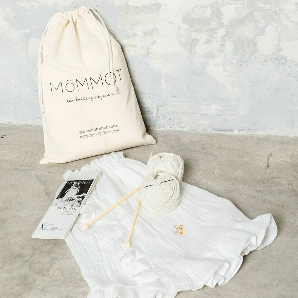 Kit que incluye ¡todo! lo que necesitas para tejer una bata de niñas a dos agujas de MöMMOT