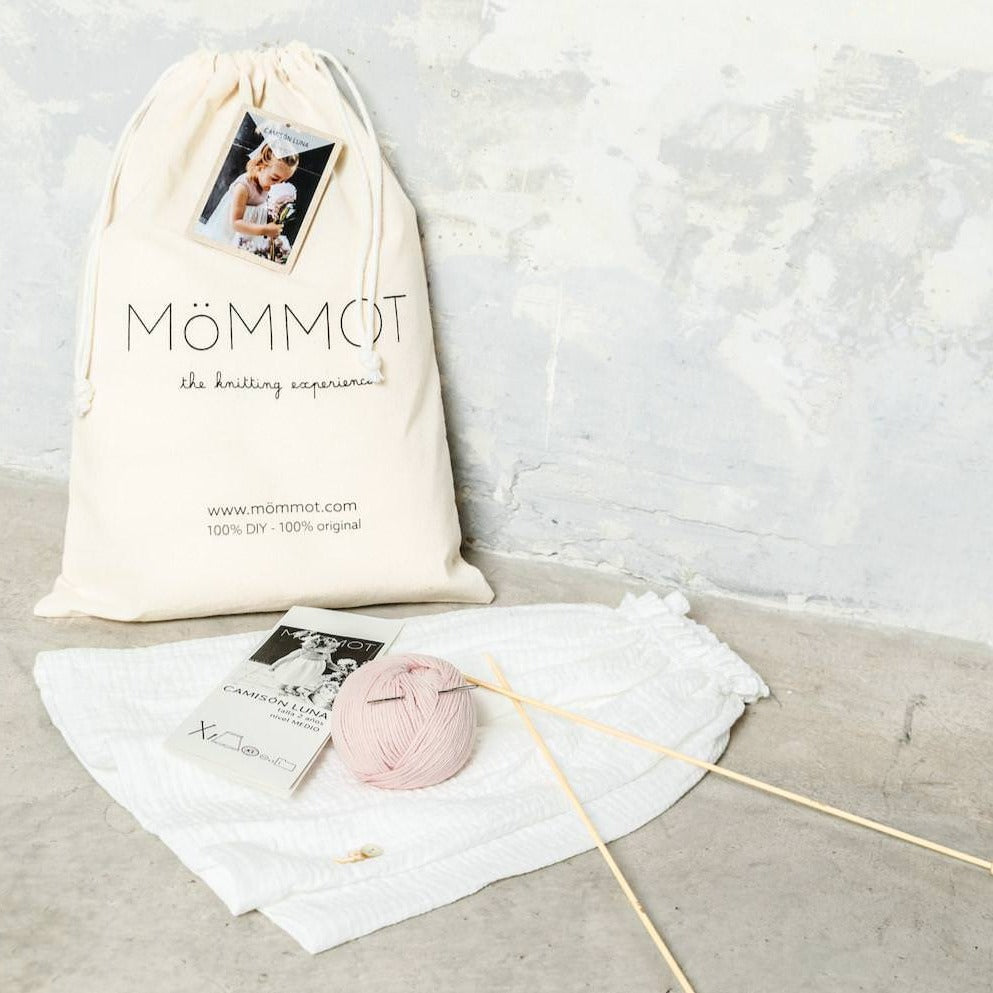 Kit que incluye ¡todo! lo necesario para hacer un camisón de punto a dos agujas con algodón orgánico y gasa de algodón de niñas