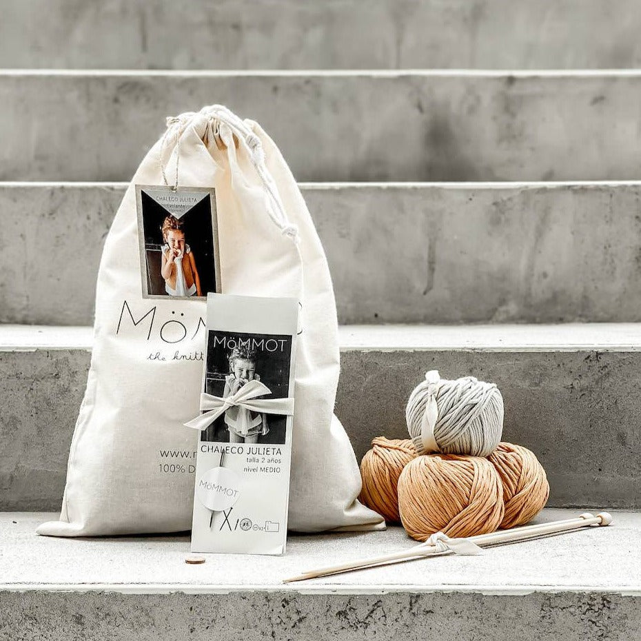 Kit con todo lo que necesitas para aprender a hacer un chaleco de niña con volante a dos agujas