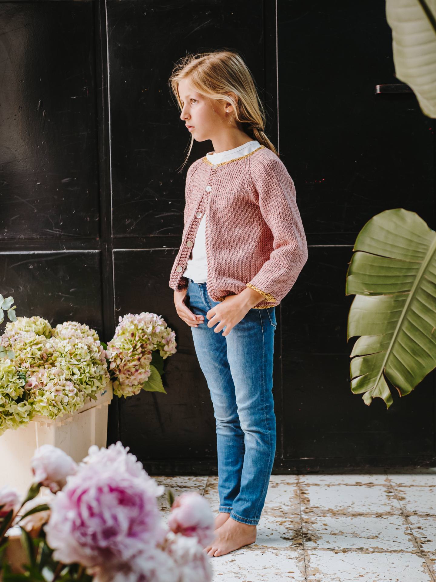 Chaqueta tejida en lana rosa a dos agujas con patrón de MöMMOT