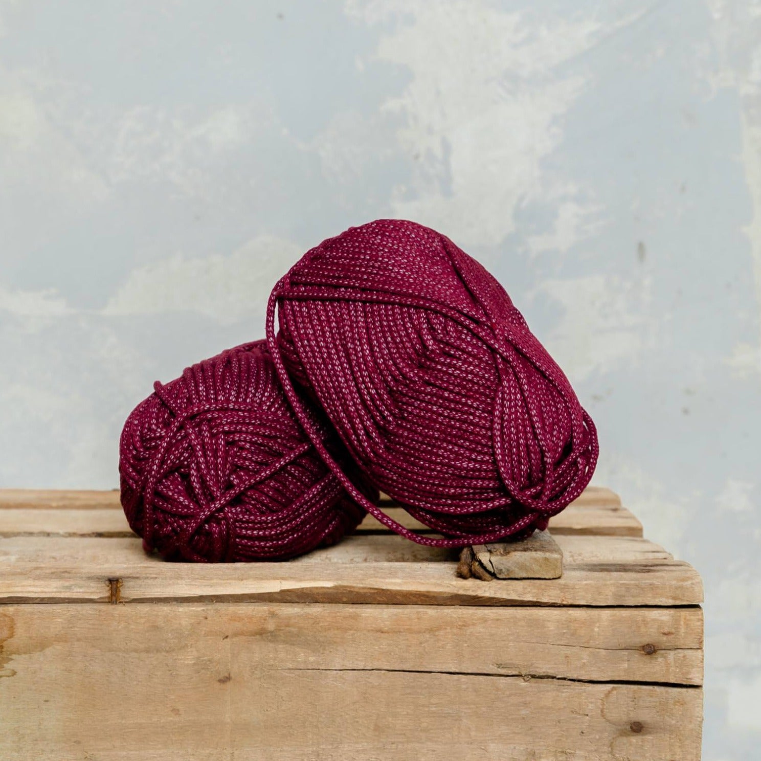 Ovillo algodón ECO reciclado y botellas PET, grueso, color granate de MöMMOT