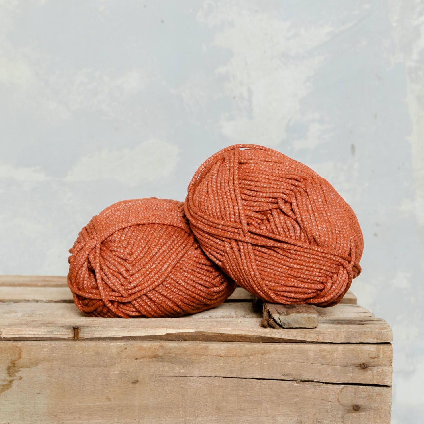 Ovillo algodón grueso ECO reciclado y botellas PET de MöMMOT color calabaza