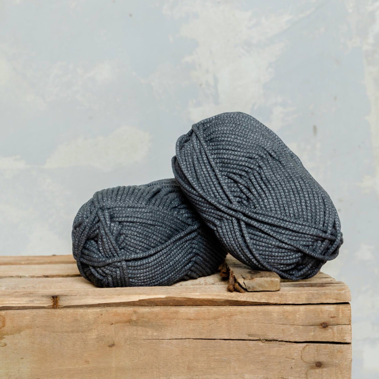 Ovillo de algodón ECO reciclado y botellas PET grueso y color gris de MöMMOT