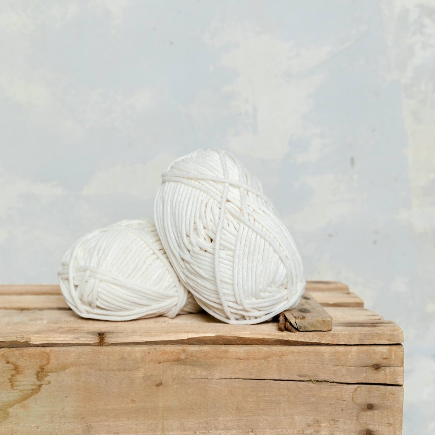 Ovillo algodón reciclado y botellas PET grueso en color crudo de MöMMOT