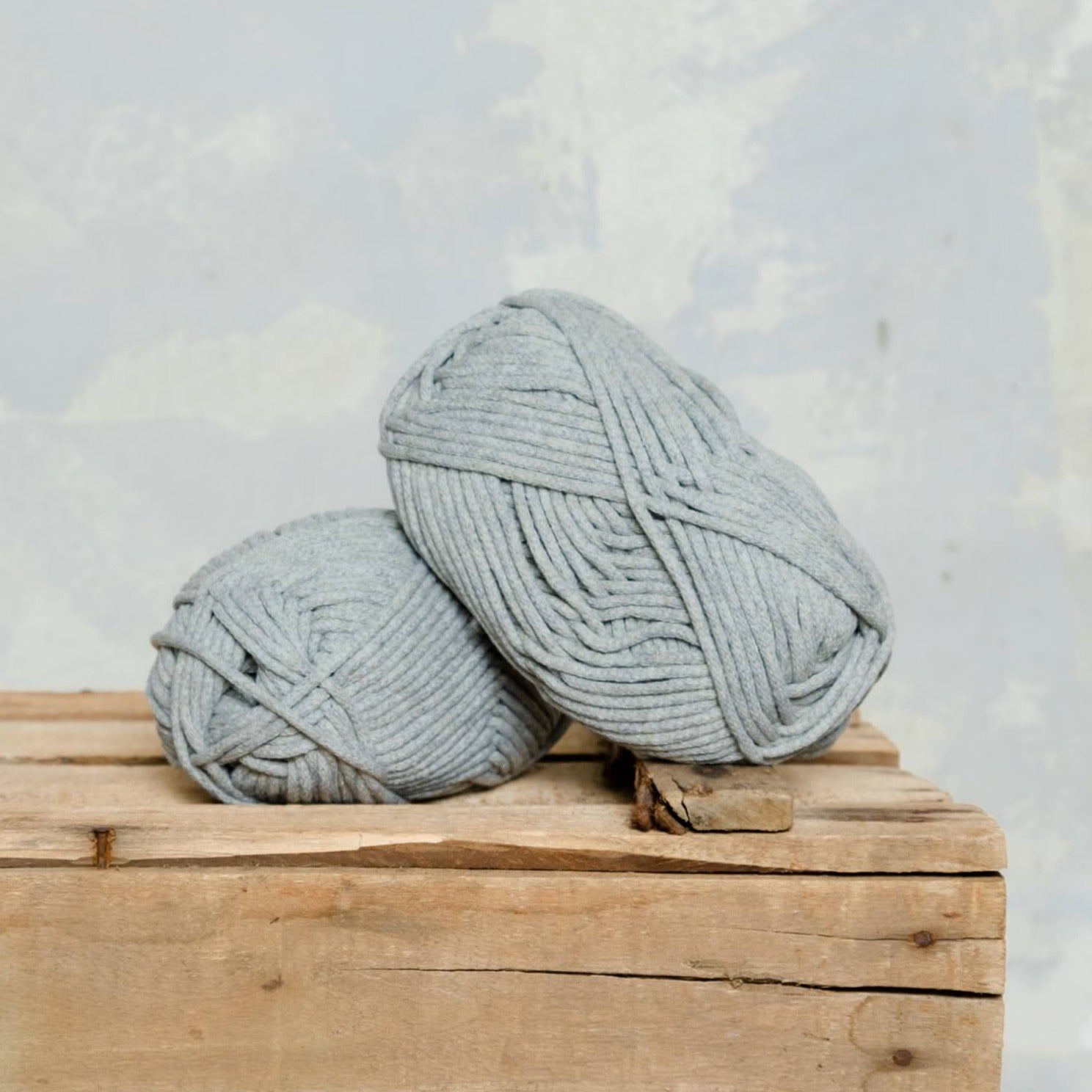 Ovillo algodón ECO reciclado y botellas PET de color gris claro de MöMMOT