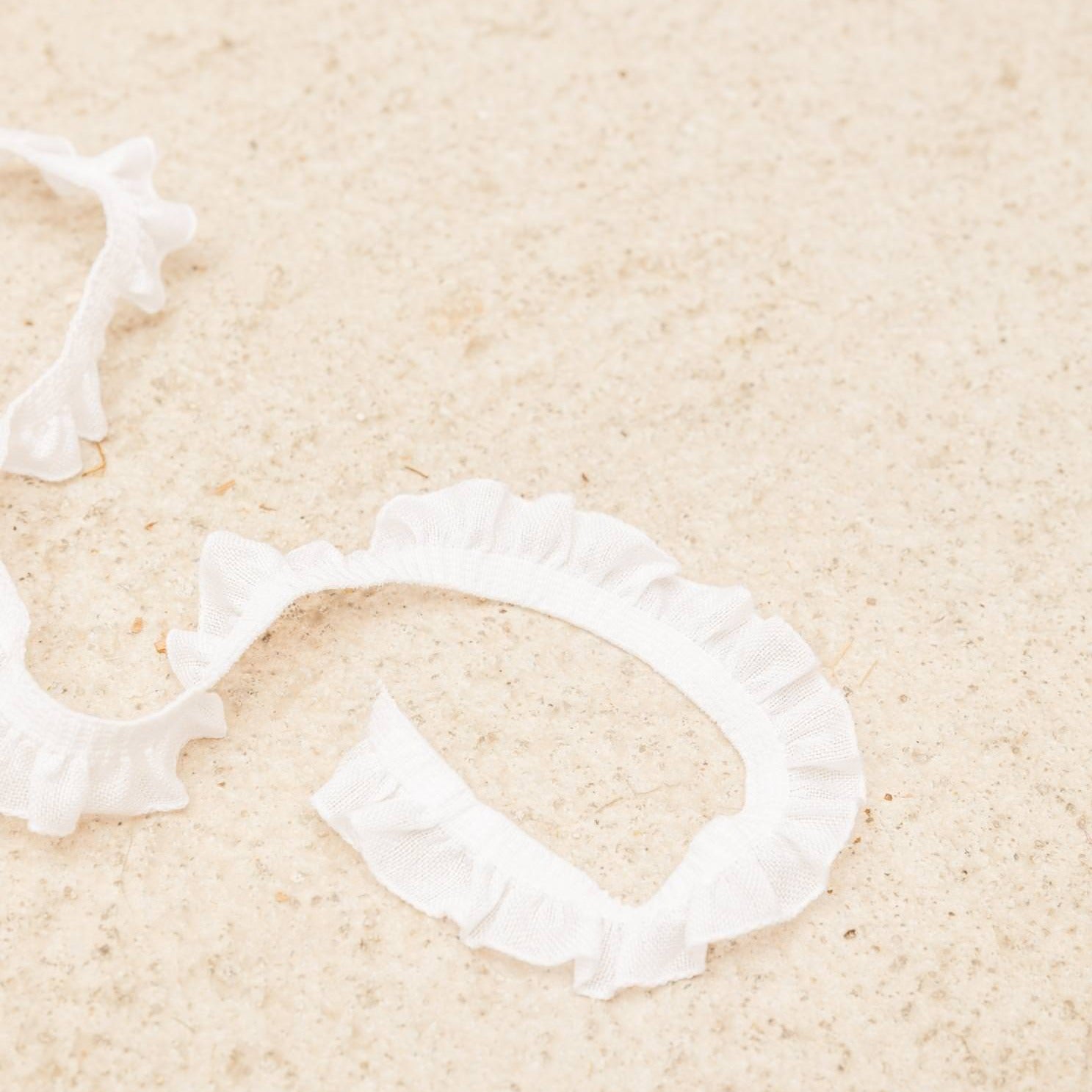 Volante elástico blanco