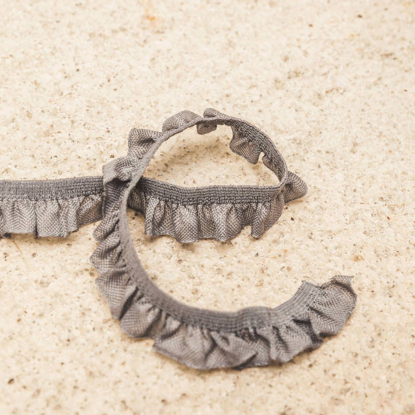 Volante elástico gris