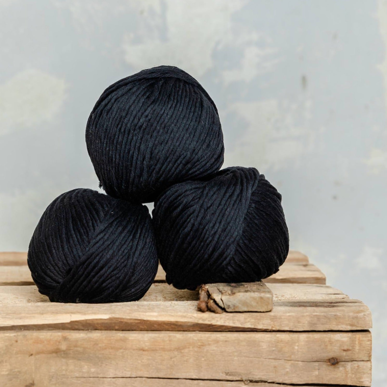 Ovillo algodón orgánico negro de grosor fino y medio de MÖMMOT