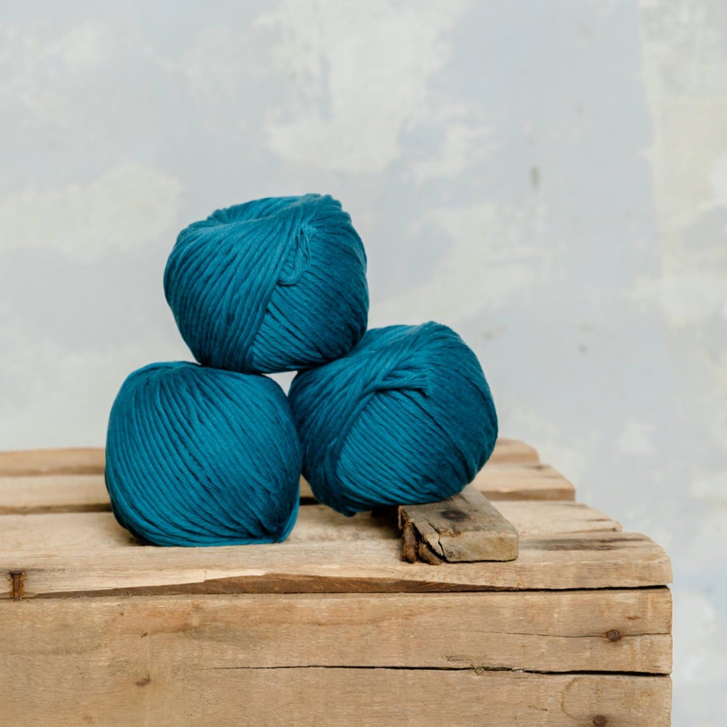 Ovillo algodón orgánico fino y medio color petróleo de MöMMOT