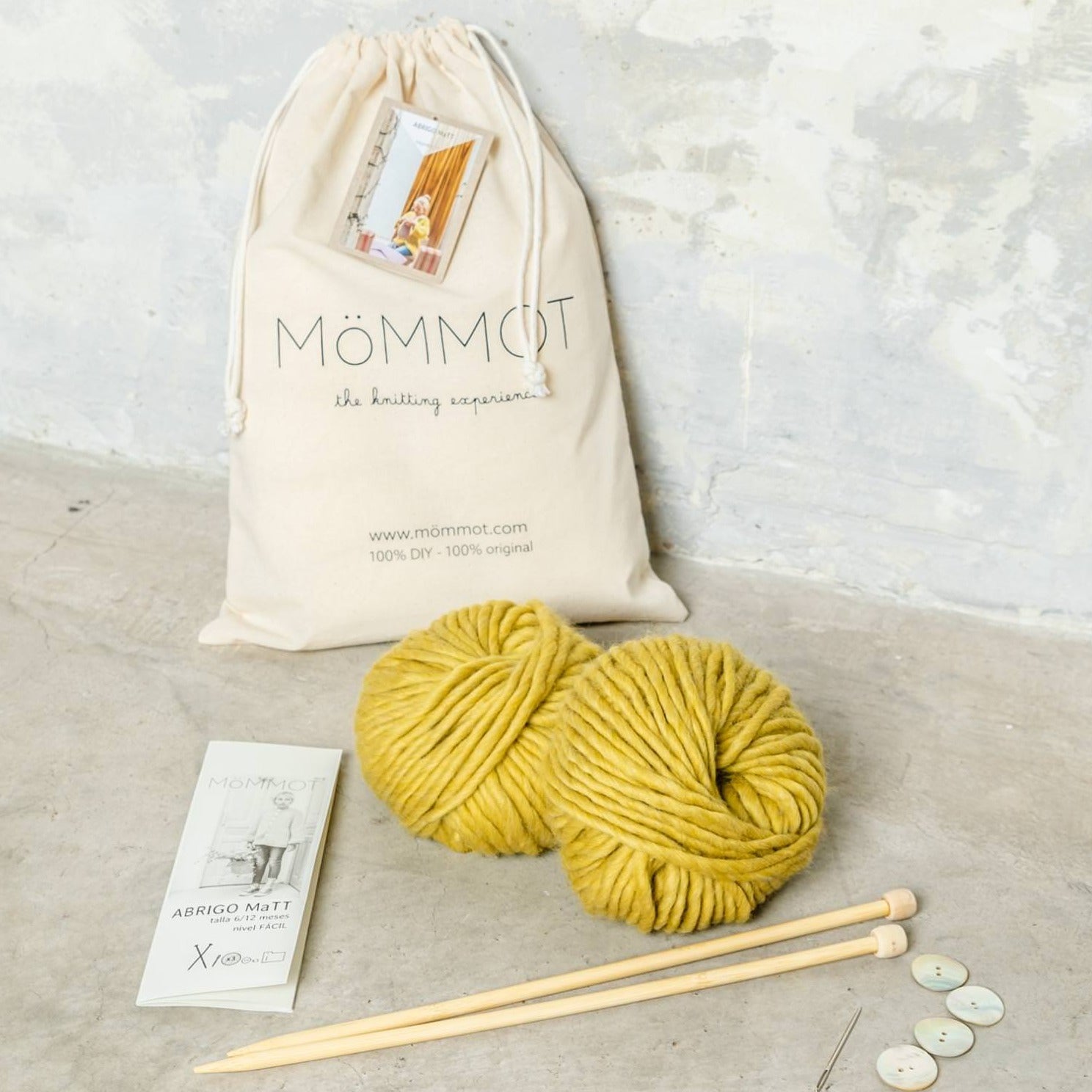 Kit que incluye ¡todo! lo que necesitas para tejer un abrigo de bebé de punto