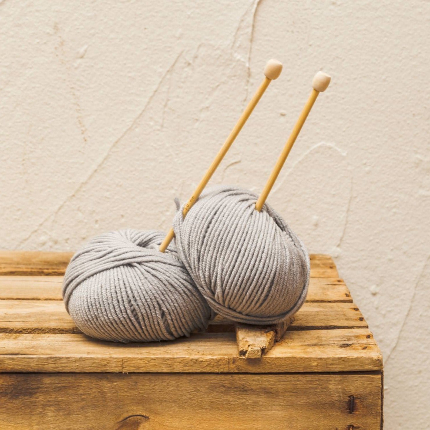 #5 Lana Media · Gris