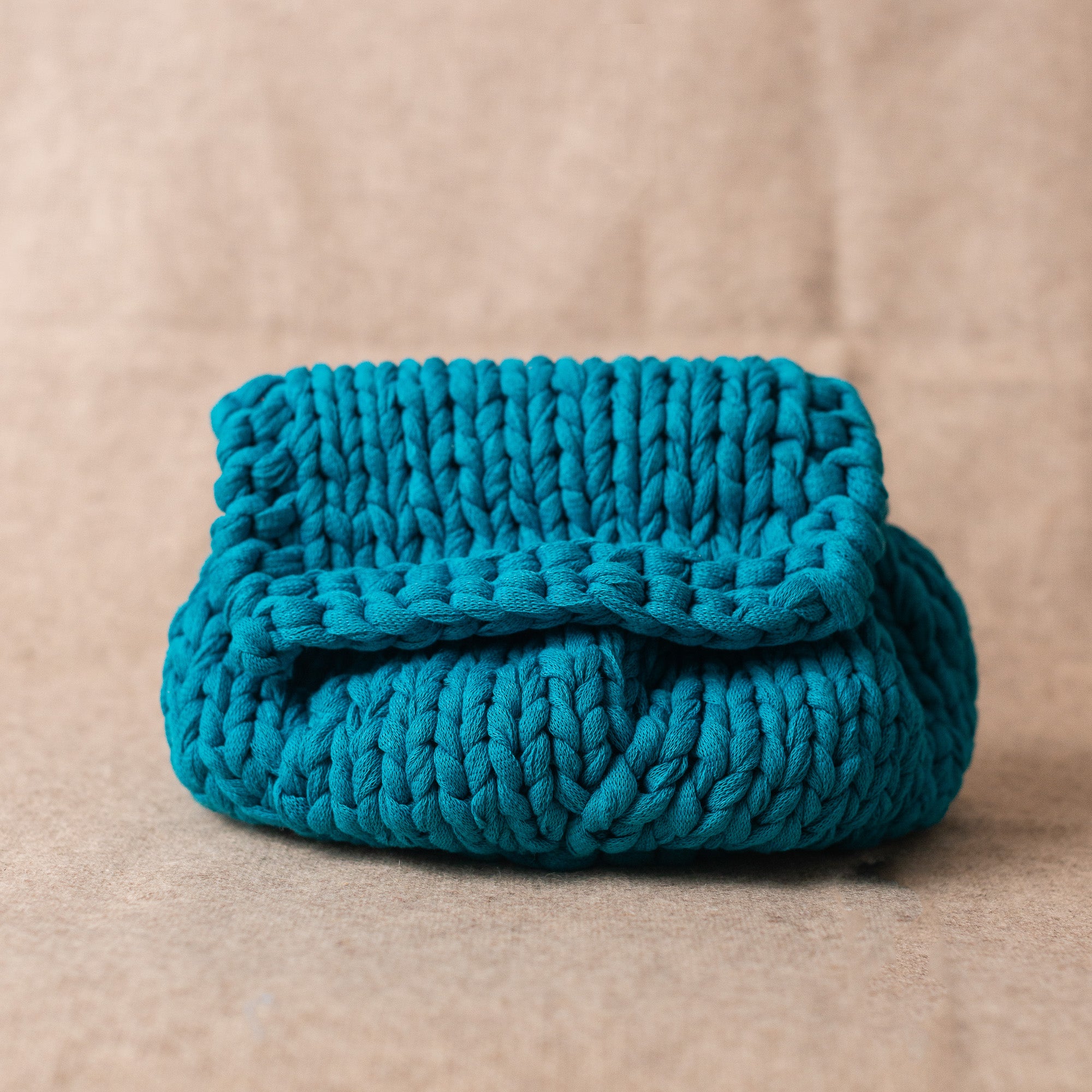 Bolso con solapa tejido a dos agujas con el Kit Fácil de MöMMOT