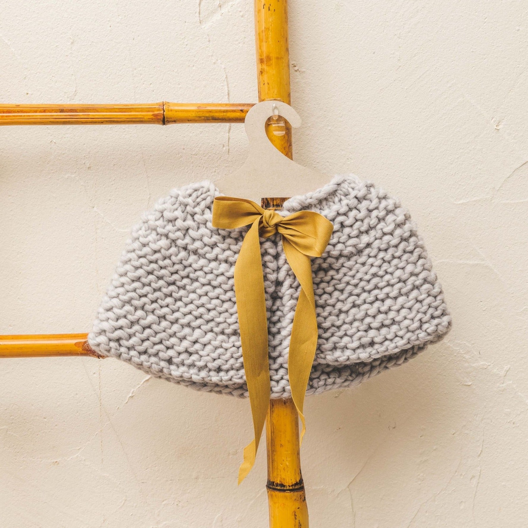Capa de punto gris de 100% pura lana y alpaca de MöMMOT