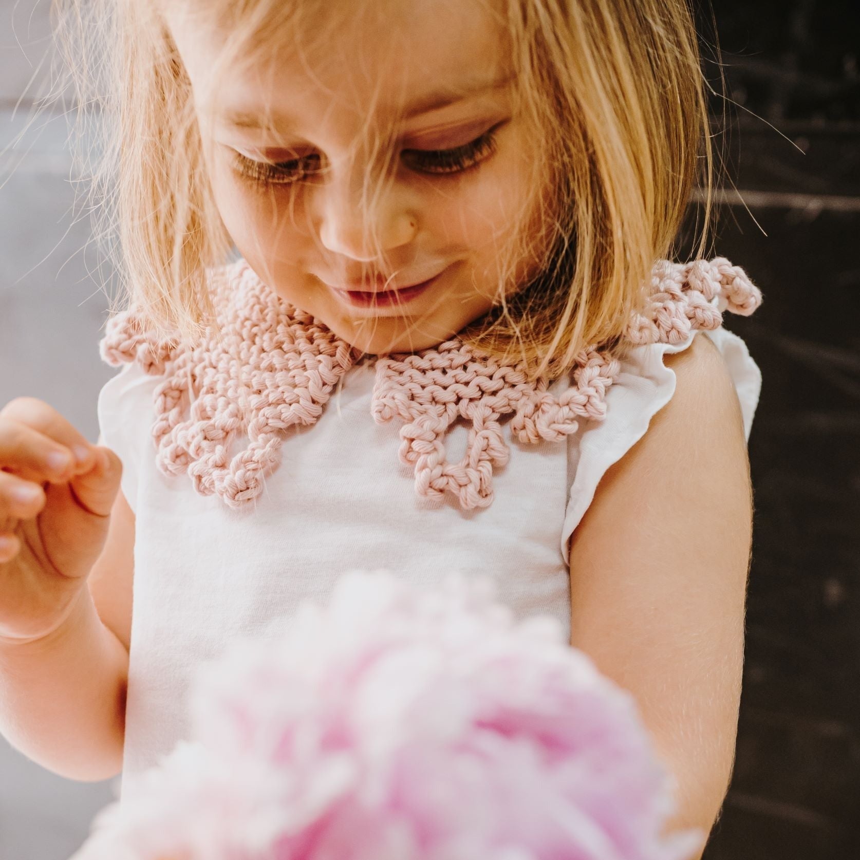 Cuello para niñas de punto tejido con patrón de MöMMOT