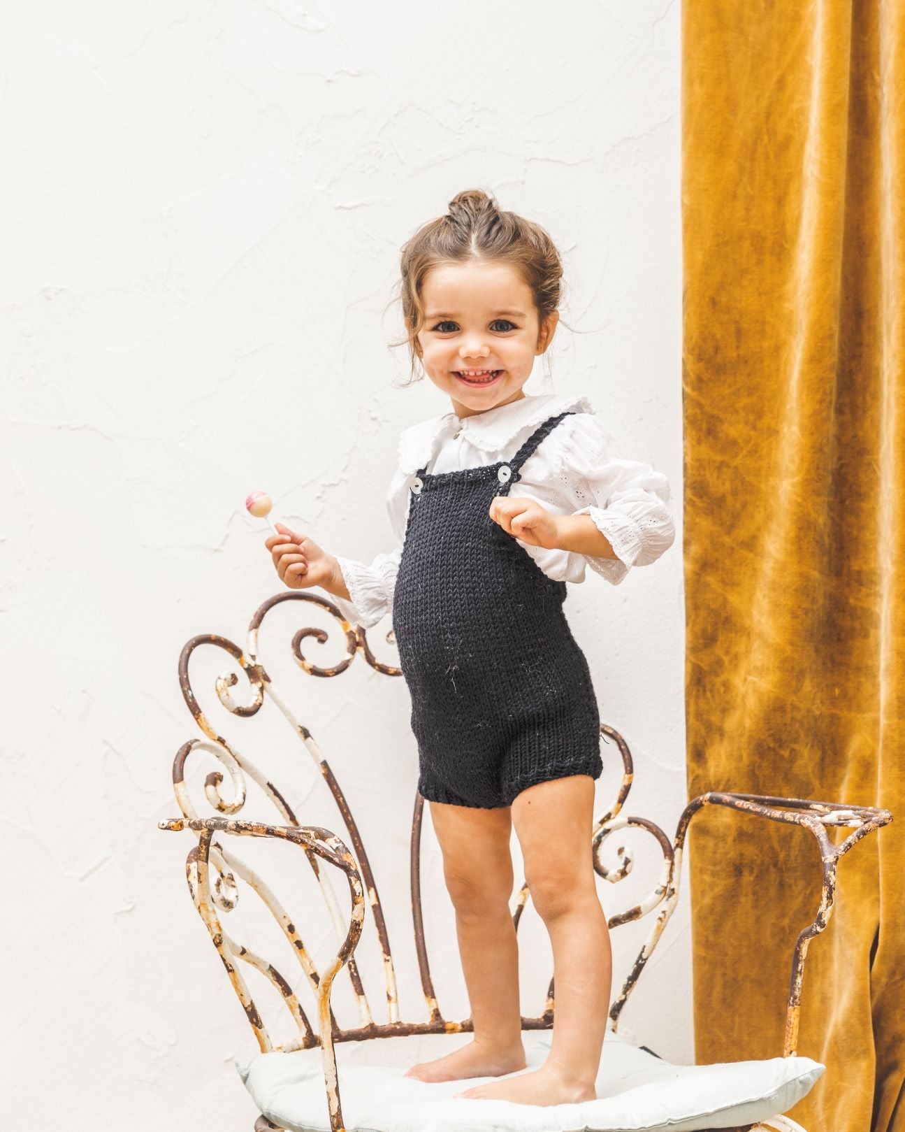 Niña con peto negro tejido en lana 100% color negro de MöMMOT