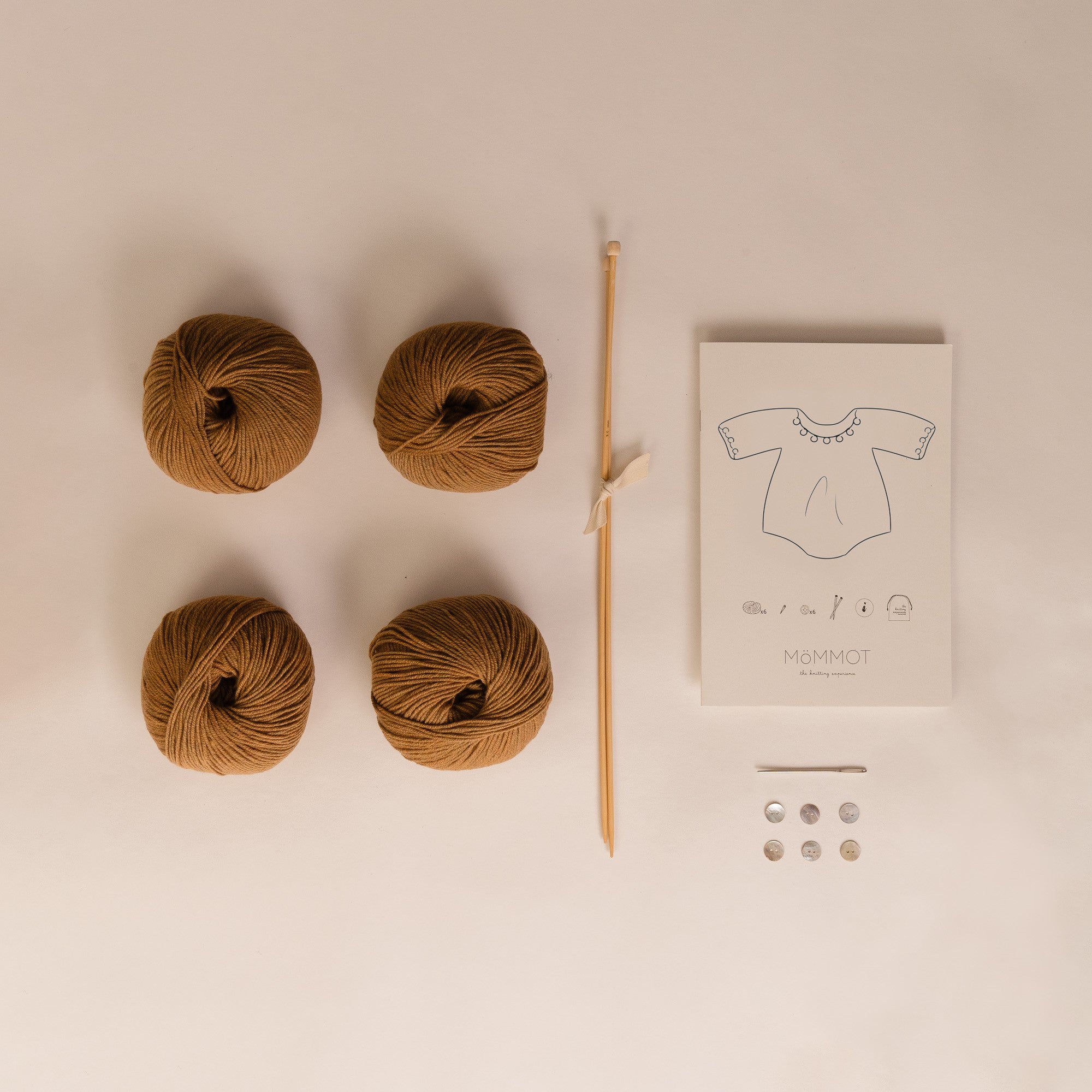 Kit con todo lo necesario para tejer ranita de bebé de punto de MöMMOT