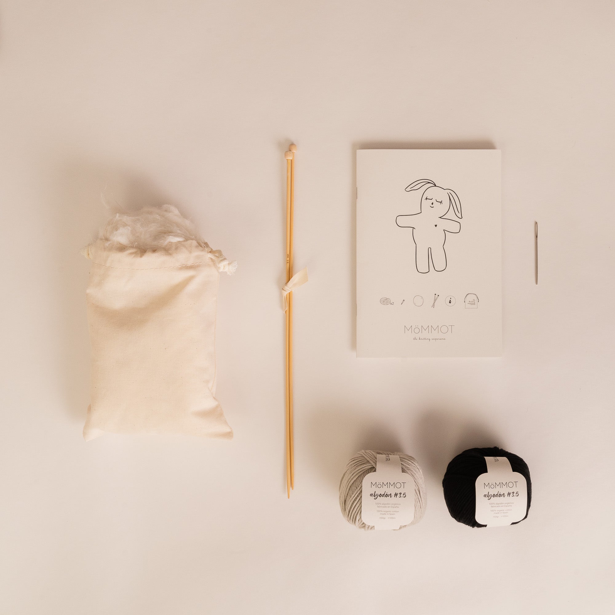 Kit que incluye todo lo necesario para tejer muñeco MöMMOTBunny