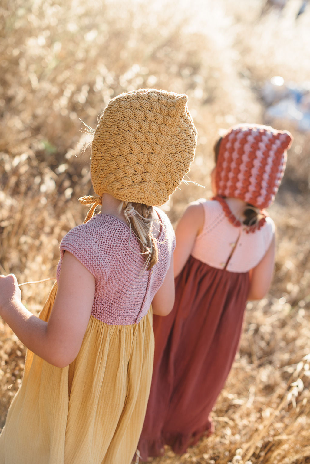 Niñas con capotas y vestidos de punto y gasa de algodón en colores empolvados de MöMMOT