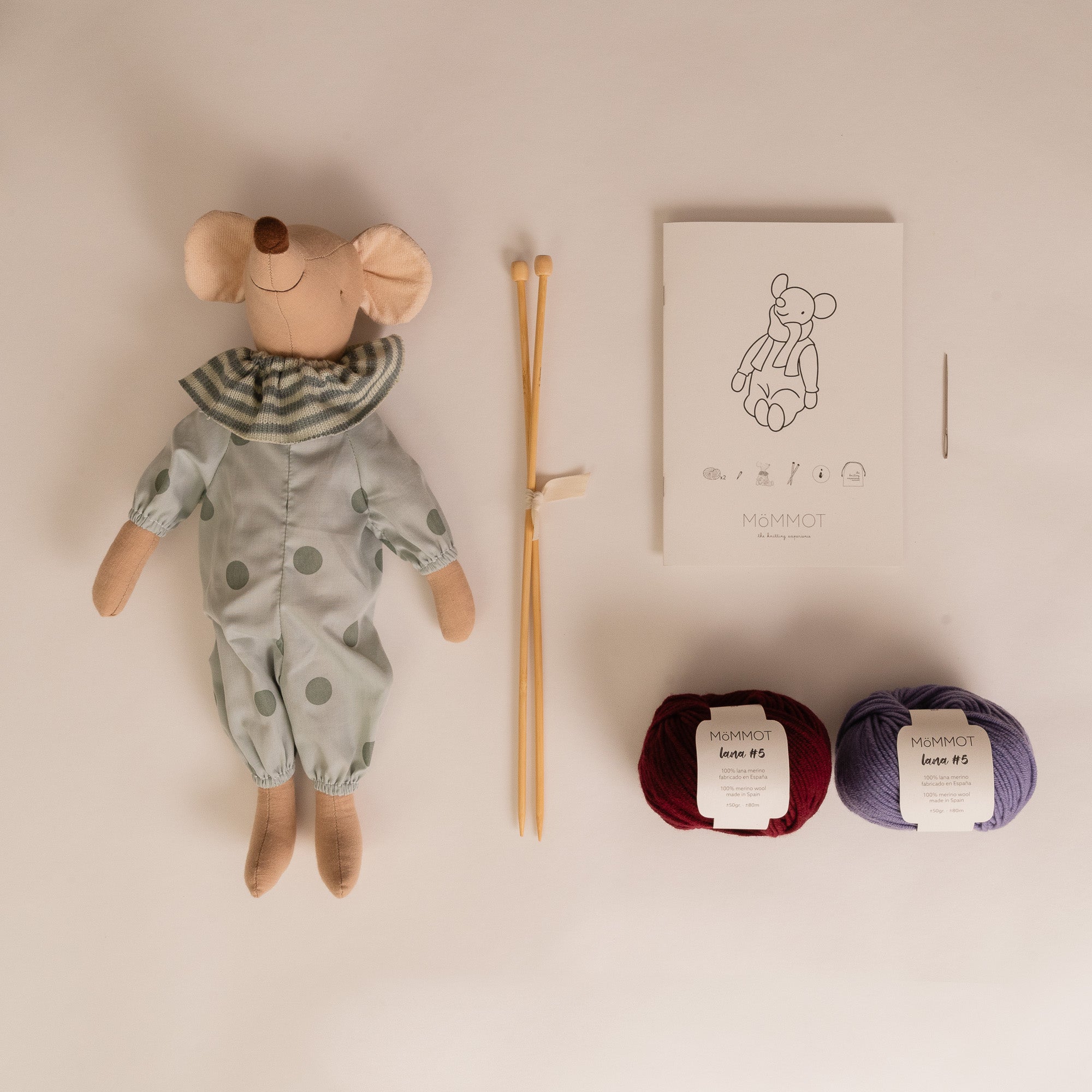 Kit con todo lo necesario para aprender a tejer ropa del muñeco Mr MoTT