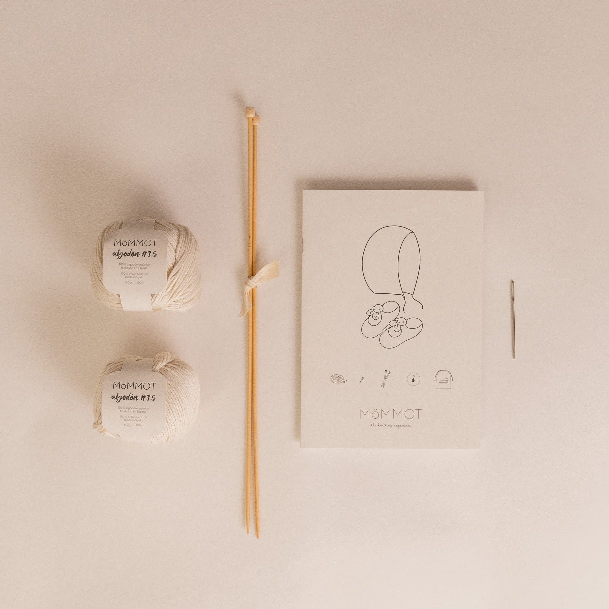 Kit para tejer conjunto de Capota y Patucos de MöMMOT