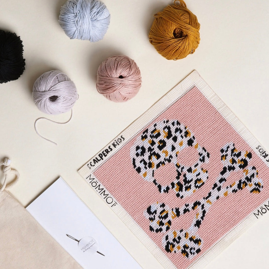Kit de Petit Point de MöMMOT bordado con la calavera de Scalpers en animal print y fondo rosa ballet