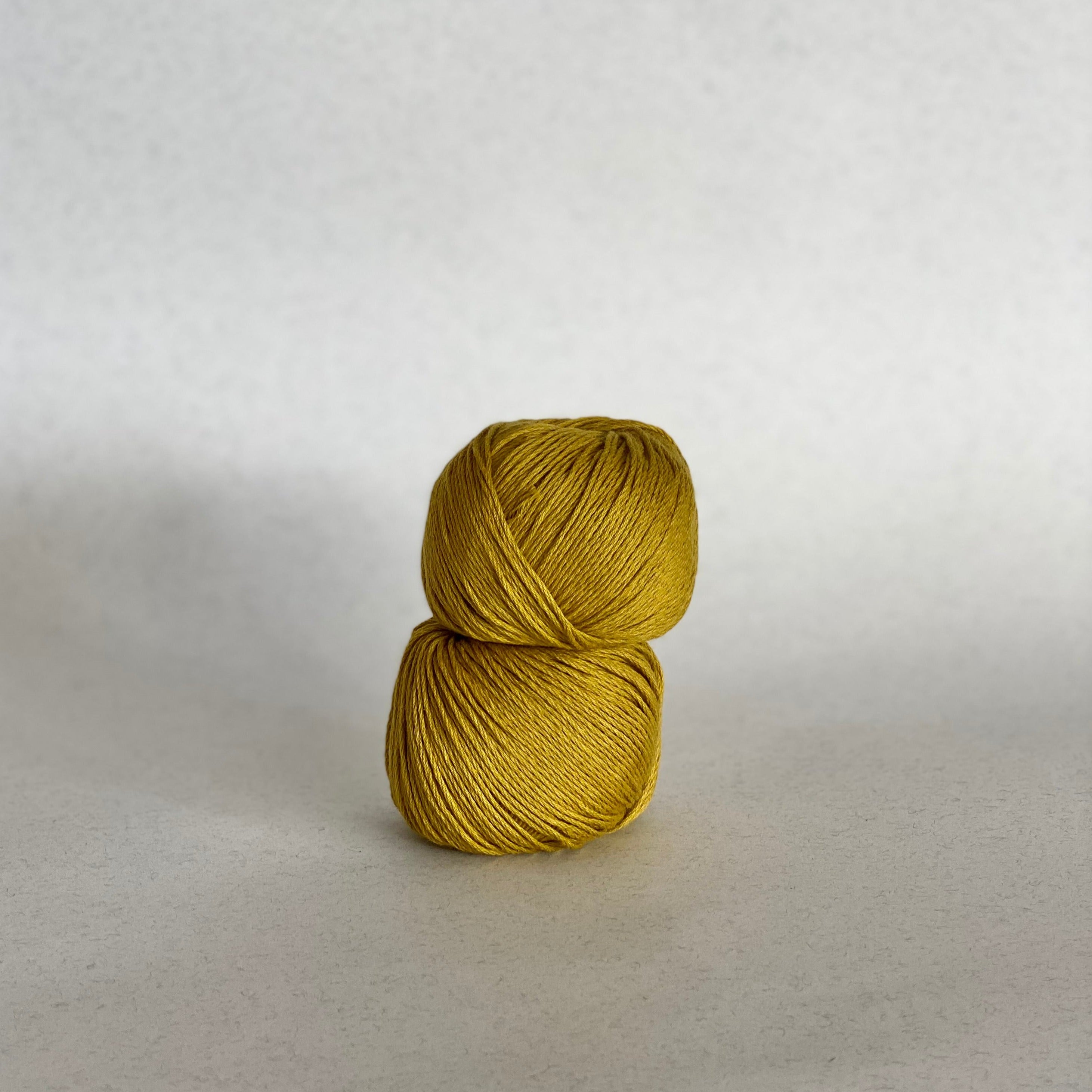 Mini-ovillos color aceituna de MöMMOT