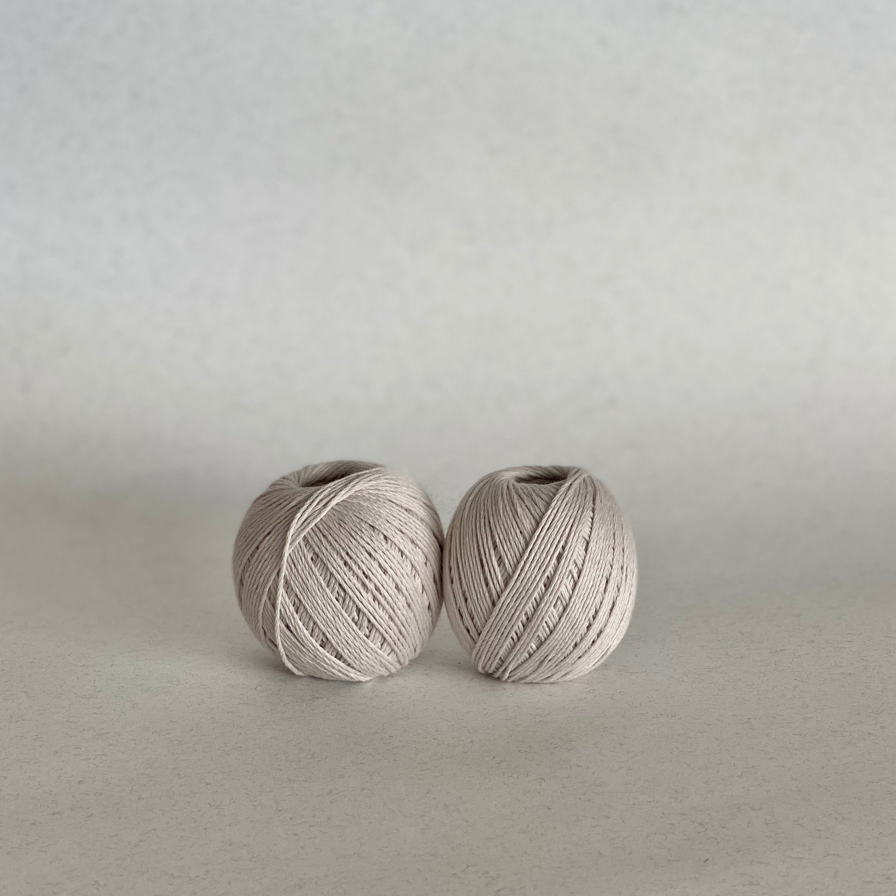 Ovillos gris claro de algodón natural de MöMMOT