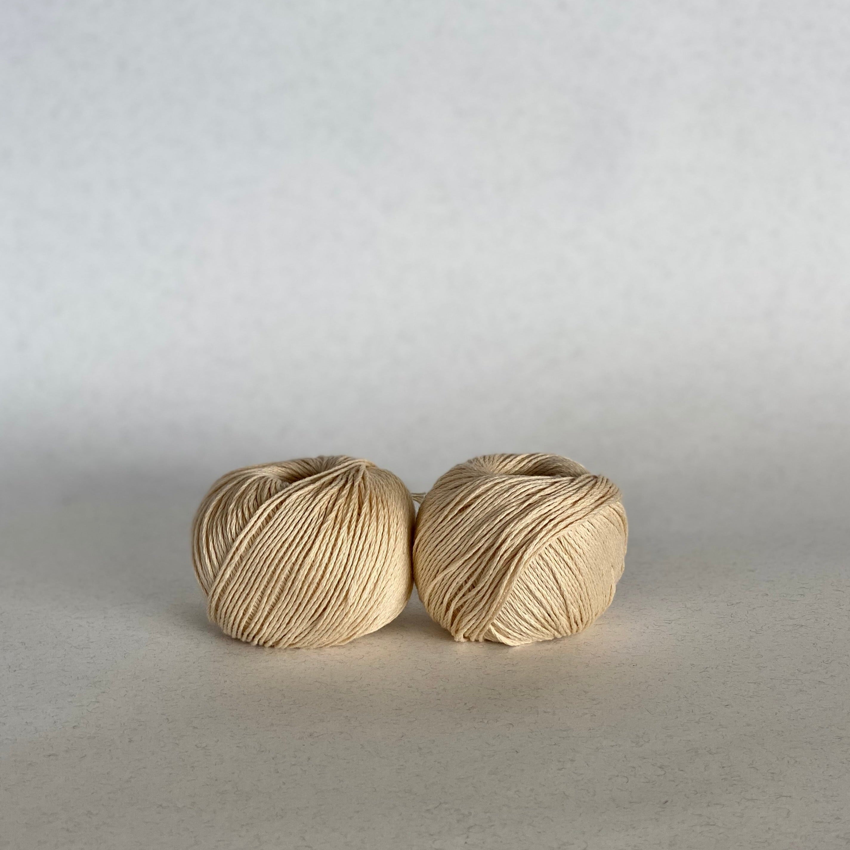 Mini-ovillo de algodón orgánico detox de MöMMOT en color natural